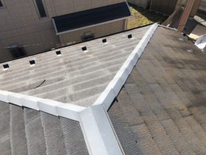 建物診断、まずは屋根からです。スレート瓦の屋根ですが、全体的に塗膜の劣化が見受けられます。