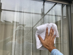 塗装工事完了後の窓拭き（清掃作業）