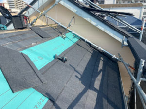 防水シートを敷き、新しい屋根材を被せていきます。