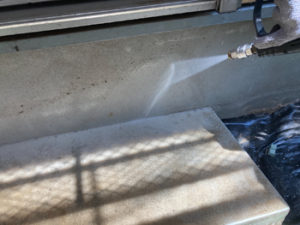 ベランダ高圧洗浄中です。ベランダは防水塗装いたします。