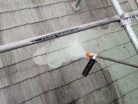 塗装前に洗浄します。屋根を高圧洗浄しています。