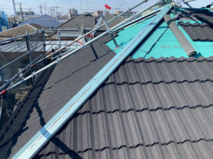 屋根材は、リクシルのTルーフ、色はチャコールです