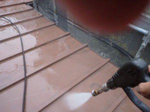 塗装前の洗浄。屋根を高圧洗浄しています。