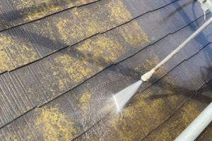 屋根の高圧洗浄。