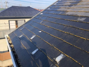 広い範囲で塗膜の劣化が見られます。防水機能が弱い為、水を吸収しやすく、屋根材自身及び塗膜の早期劣化の原因になります。