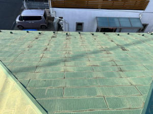 屋根材が完全に割れている状態です。放置しておくと屋根材が落下する危険があります。他の箇所が割れる前に塗装メンテナンスが必要です。