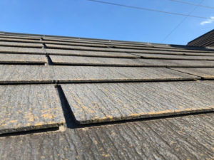 屋根材に軽微な亀裂が発生しています。漏水の心配はありませんが、亀裂から浸入した水分により建材が劣化する危険があります。