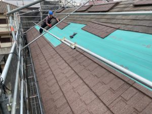既存の屋根の上に、防水シートを貼り、新しい屋根材を被せていきます。