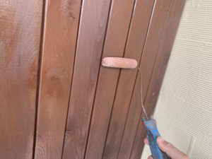玄関周り、木部の塗装です。キシラデコールで塗装しています。