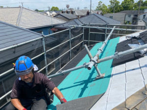 屋根はカバー工法（重ね葺き）です。既存屋根に防水シートを敷いていきます。