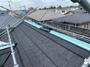 新しい屋根材を被せていきます。