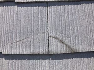 屋根材にクラックが発生しています。完全に破れてしまうと屋根材が滑落する危険があるため、早急なメンテナンスが必要です。
