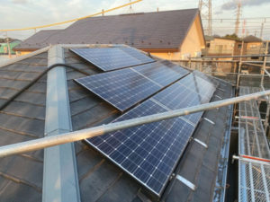 施工前の屋根。太陽光パネルが設置されていました。