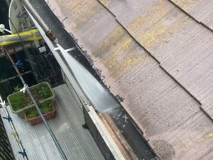 塗装前の高圧洗浄。屋根、雨樋を洗浄中です。