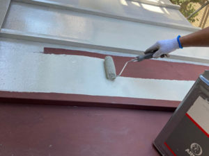 下屋根、錆止めを塗布。