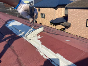 屋根棟板金に錆止めを塗布。
