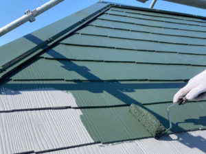 屋根、中塗り。この後、中塗りと同じ塗料で上塗りをします。