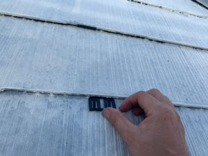屋根、下塗り後にタスペーサーを取り付けていきます。