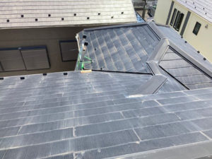 塗膜が剥離し、素地が露出している状態です。防水機能がない為，水を吸収しやすく屋根材自身及び塗膜の早期劣化の原因になります。