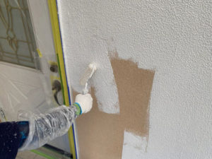 外壁、下塗り中。エピテックフィラーAEⅡを使用。
