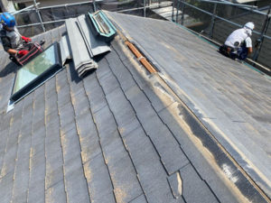 屋根、施工前。重ね葺き（カバー工法）をします。