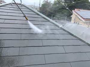 屋根、高圧洗浄中