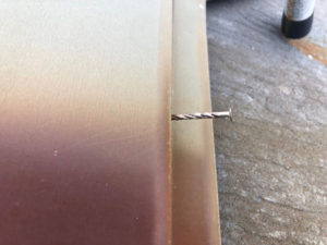 板金部においては、錆のほか、固定用の釘が浮いてきているのがわかります。打ち込み直しや、釘頭のコーキング処理を行っておくと安心です。