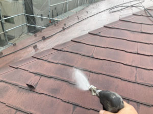 屋根の高圧洗浄中