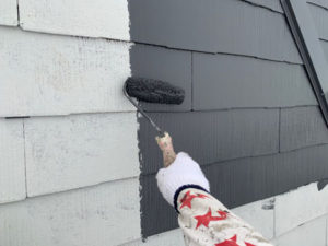 屋根の中塗り中。この後、上塗りをします。