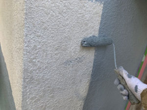 外壁の下塗り後、中塗りをしています。