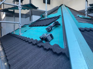 屋根カバー工法、施工中。