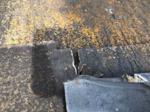 屋根材が完全に割れている状態です。放置されますと、屋根材が落下する危険があります。早めのメンテナンスが必要です。