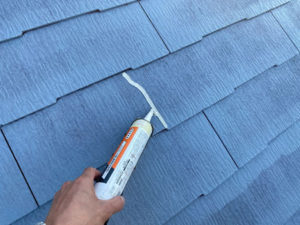 屋根の下塗り２回目の後、ひび割れ補修