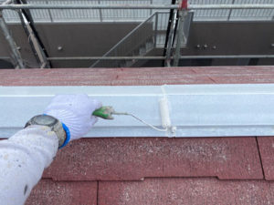 屋根棟板金に錆止めを塗布