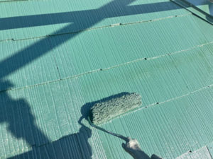 屋根の上塗り。中塗りと同じ塗料で塗装していきます。