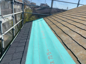 屋根　葺き替え工事（カバー工法）防水シートを貼っていきます。
