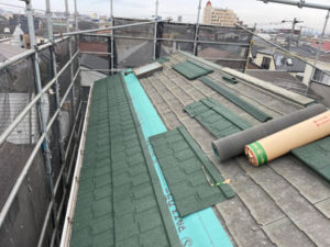 屋根のカバー工法をします。防水シートを敷き、その上から新しい屋根材を被せていきます。
