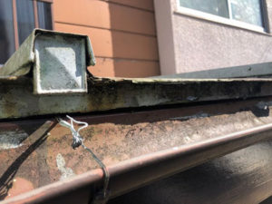 塗膜が剥離し、素地が露出している状態です。防水機能がない為，水を吸収しやすく屋根材自身及び塗膜の早期劣化の原因になります。