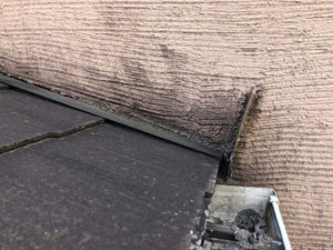 下屋根です。塗膜劣化に加え汚れが付着したことにより外観が損なわれています。