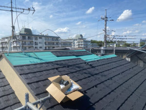 既存の屋根に防水シートを敷き、新しい屋根材を設置していきます。