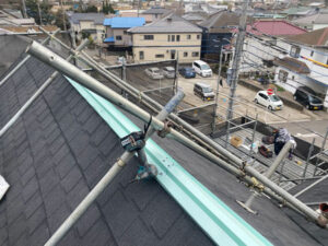 新しい屋根材は、LIXILのTルーフ、モダン（チャコール）です。