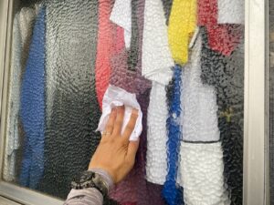 窓拭き。弊社では施工後に塗料の付着が無いか点検も兼ねて窓ふき清掃を行っています。