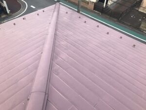 屋根表面の塗膜の退色が見受けられます。