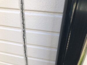 外壁の隙間を埋める防水シーリング材が完全に破断しています。